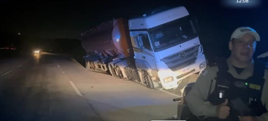 1.	Carreta roubada de R$ 700 mil é recuperada após perseguição e colisão na BR-040