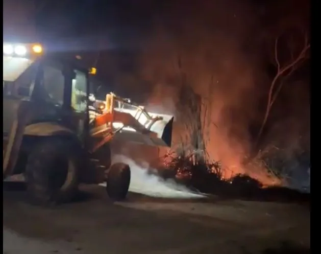 Incêndio de grandes proporções mobiliza defesa civil em São João Nepomuceno