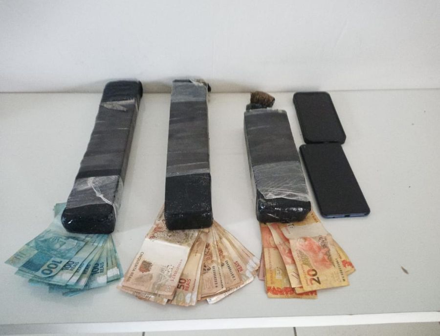 Mulher é presa por tráfico de drogas em operação da PM em São João Nepomuceno