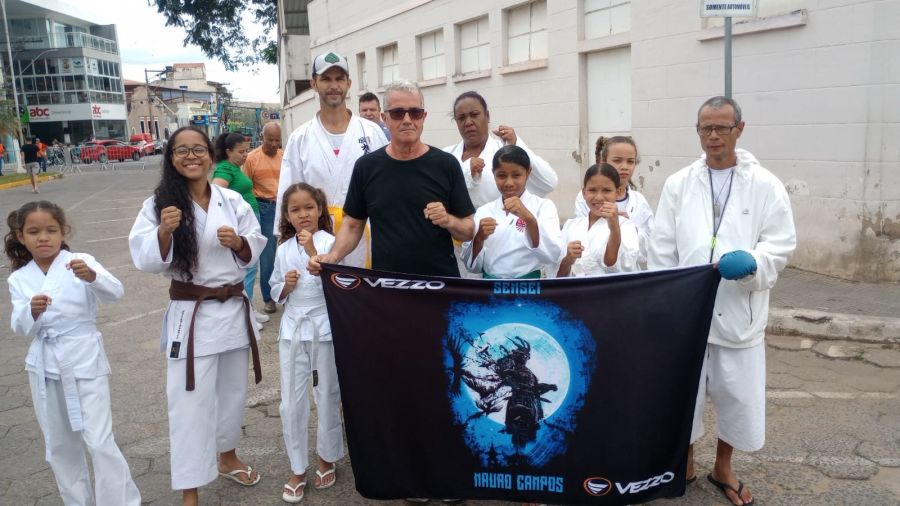 Dojo Bushido conquista medalhas no Mineiro, apresenta atletas no calçadão e se prepara para o Campeonato Brasileiro de Karatê