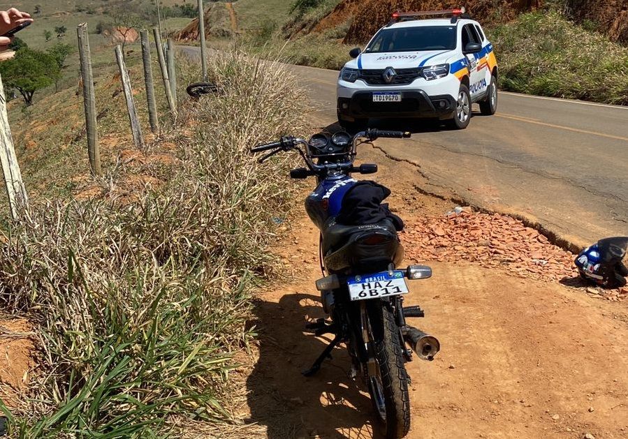Adolescente colide contra viatura da PM ao tentar fugir em motocicleta irregular na AMG-3015, em São João Nepomuceno