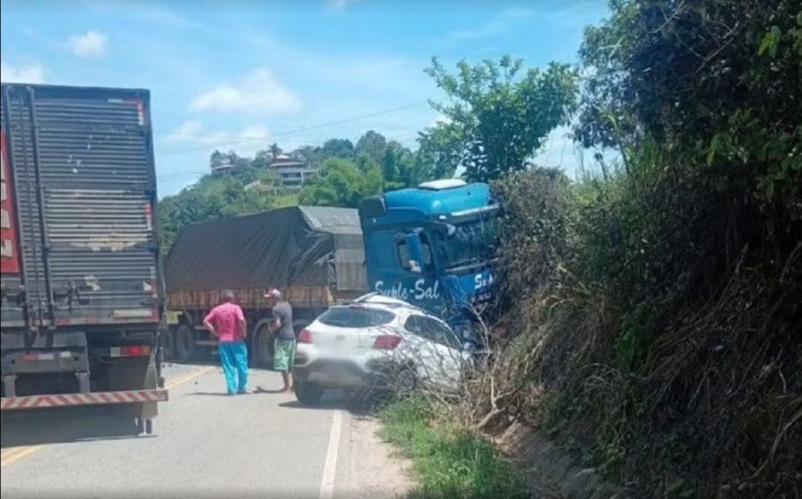 Jovem de 28 anos morre em colisão entre carro e caminhão na MGC-265, entre Rio Pomba e Mercês