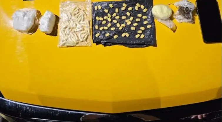 Motociclista é preso após fuga na MG-353 com cocaína, skunk e droga sintética