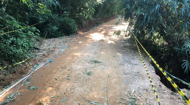 Trecho da estrada do Barite é sinalizado após surgimento de buraco e caminhões têm tráfego restringido em São João Nepomuceno