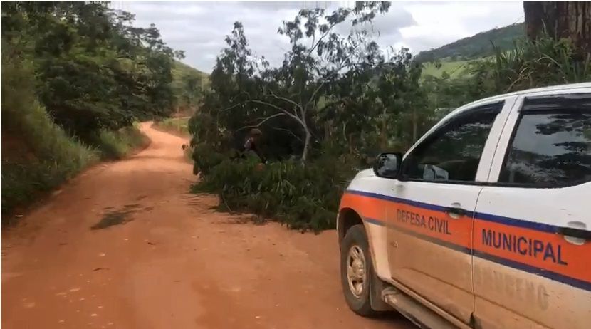 Defesa Civil mantém força-tarefa e realiza desobstrução de estrada vicinal entre Roça Grande e comunidade de Araci