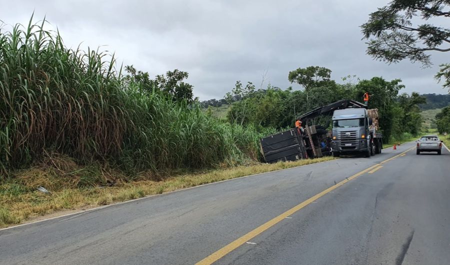 Caminhão carregado de papelão tomba em curva na BR-267 entre Juiz de Fora e Bicas
