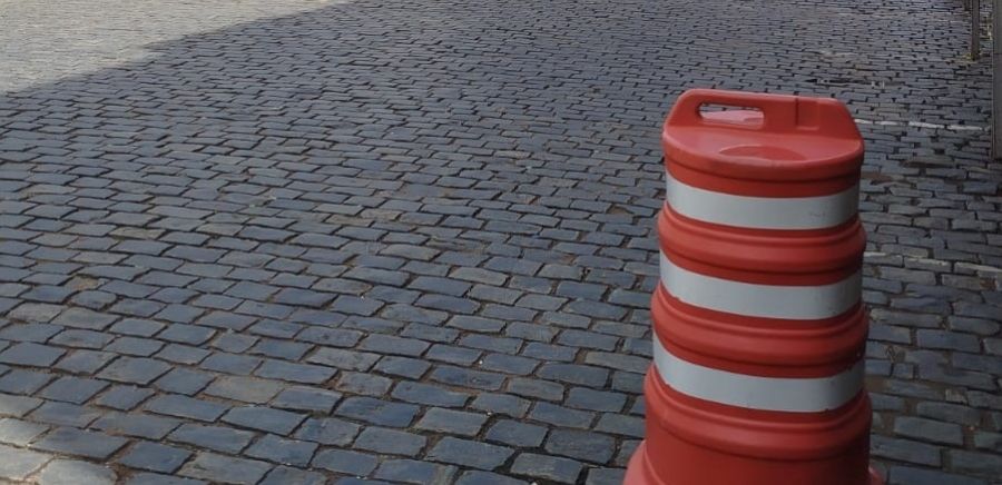 Obras na rede de abastecimento provocam mudanças no trânsito da Avenida Celso Cosme de Castro em São João Nepomuceno