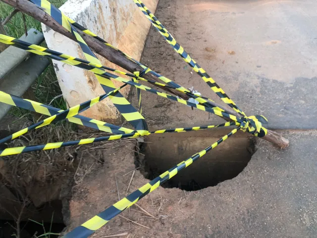 DEFESA CIVIL ISOLA CRATERA EM RODOVIA ENTRE DESCOBERTO E GUARANI