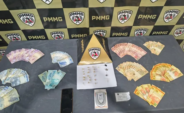 POLÍCIA PRENDE TRAFICANTE E APREENDE DROGAS E DINHEIRO EM BICAS