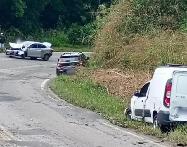 Acidente com seis veículos deixa três feridos na MG-353, em Coronel Pacheco