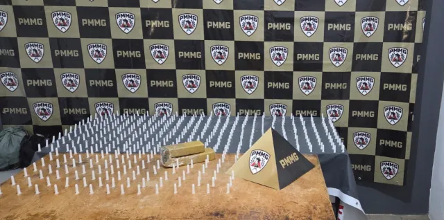 POLÍCIA MILITAR APREENDE 443 PINOS DE COCAÍNA E DUAS BARRAS DE MACONHA EM BICAS