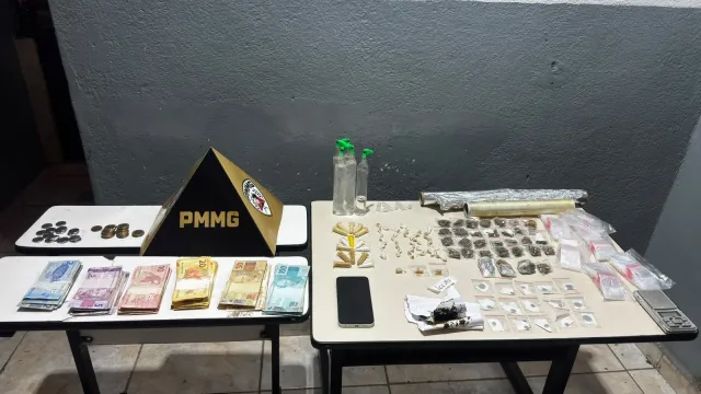 PM PRENDE 2 PESSOAS E APREENDE DROGAS, DINHEIRO E BALANÇA EM RIO NOVO