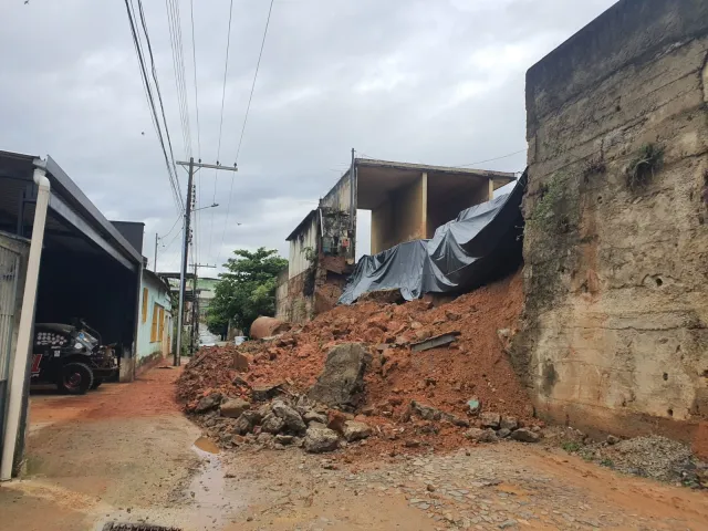 DESABAMENTO DE MURO DE CONTENÇÃO NO ANTIGO POSTO GAROUPA FAZ DEFESA CIVIL ORIENTAR MORADORES A DEIXAREM SUAS CASAS